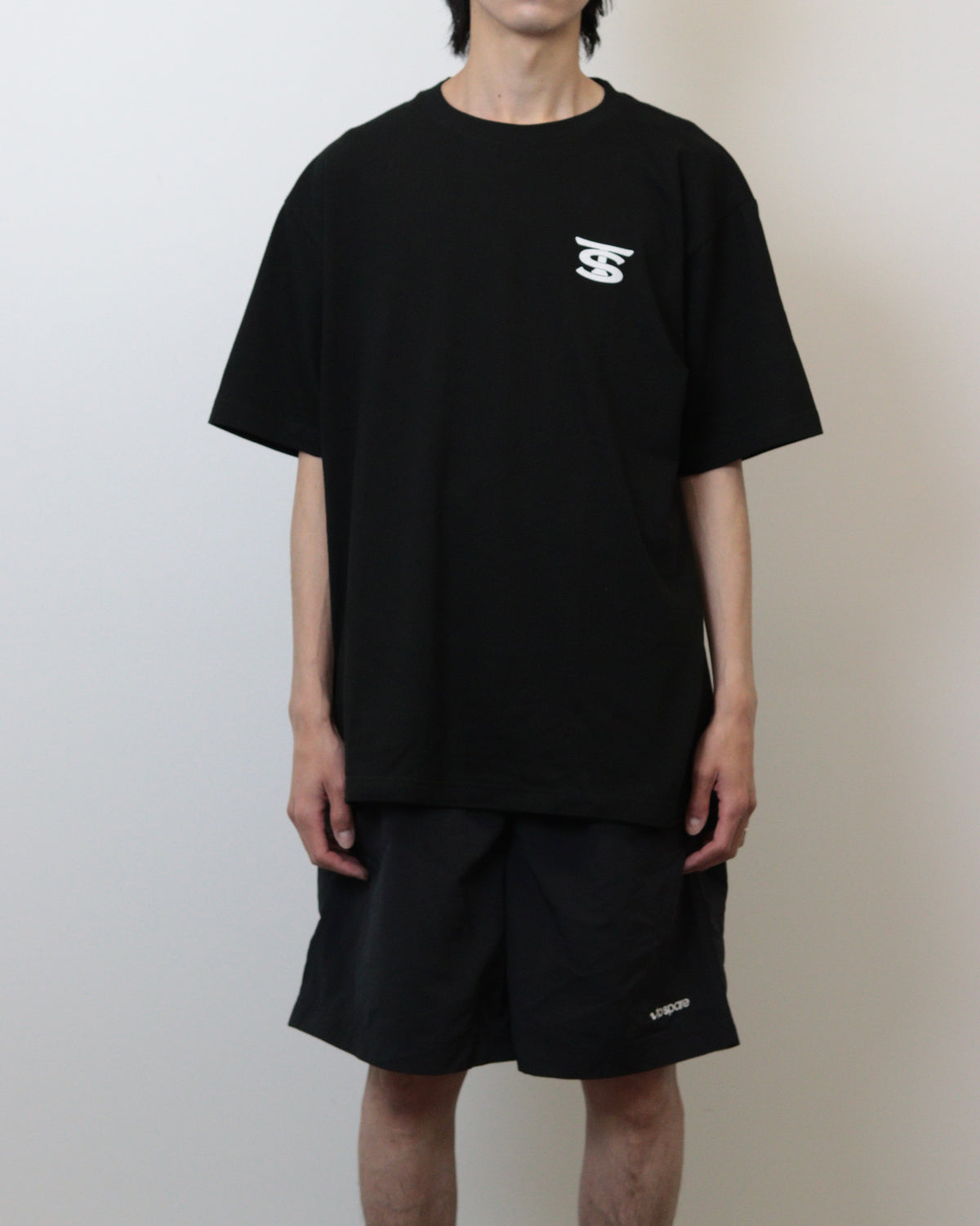 EMBLEM LOGO TEE（BLACK）