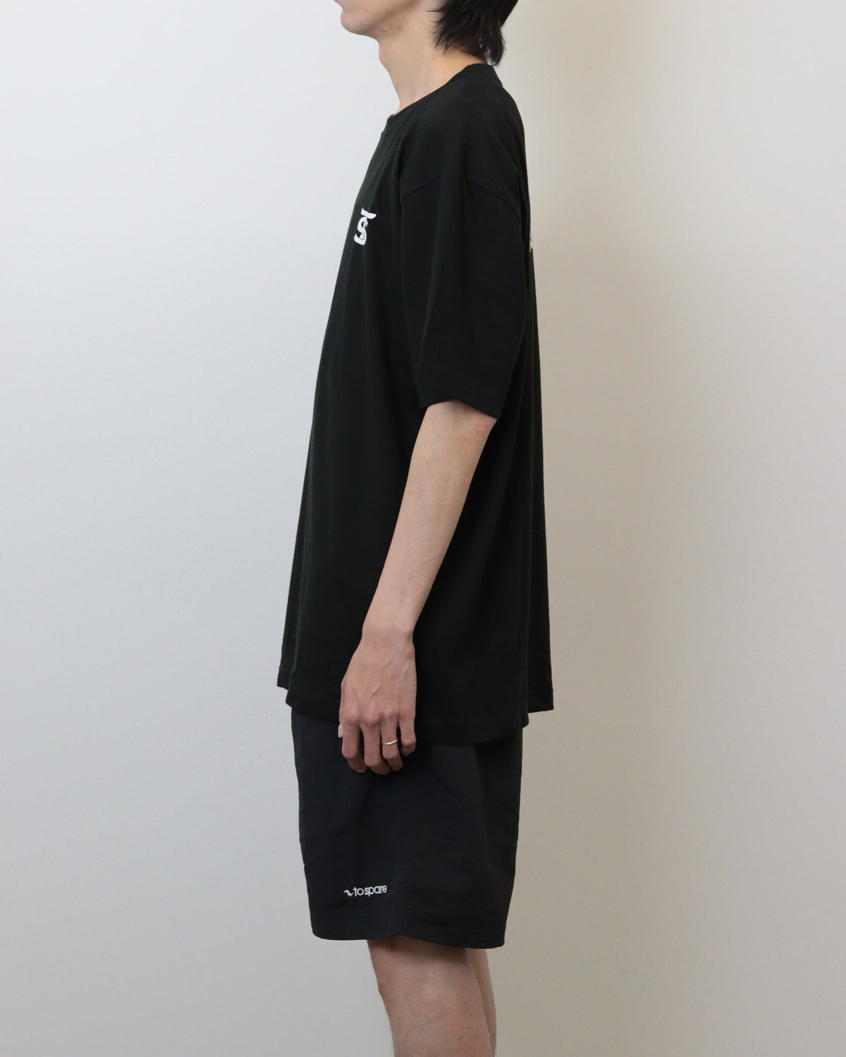 EMBLEM LOGO TEE（BLACK）